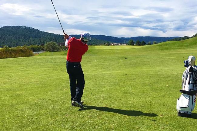 Jeff Kelley approaches the green at the Links at Sierra Blancas in Ruidoso, NM this past weekend. (Photo by Joe Montana)