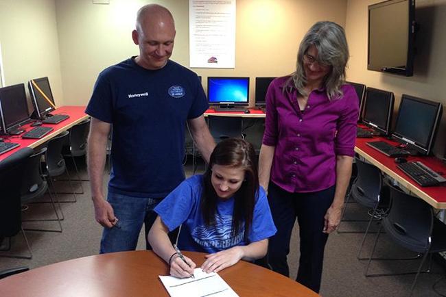 Tori Lloyd signs with Mesa as her parents look on