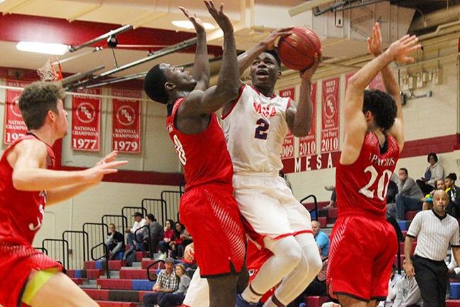Jamil Wilson-Jones drives to the hoop against Cochise College Saturday afternoon. (photo by Aaron Webster)