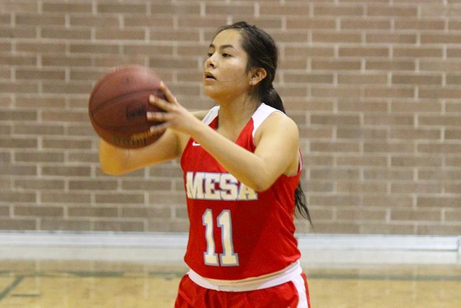 Lynnae Mitchell scored 15 points tonight at Tohono O'odham. (Photo by Aaron Webster)