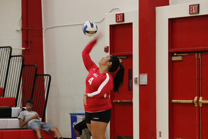 Volleyball falls just short in loss to Phoenix, 3-2